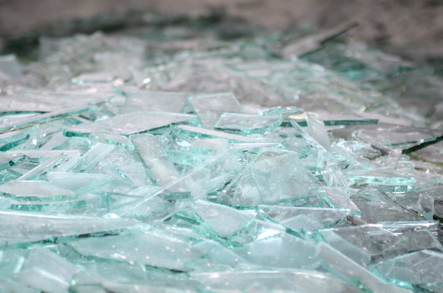 Glasscherben liegen in einer Lagerbox bereit für die Weiterverarbeitung zu Glasmehl.